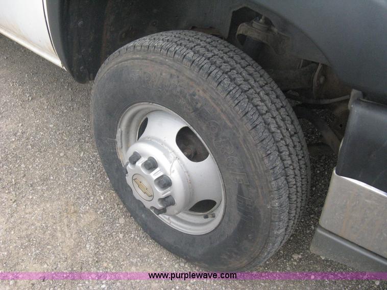 image for item A6305 2005 Chevrolet Silverado C3500 extended cab pickup truck