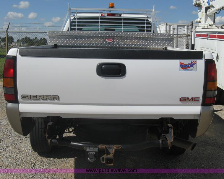 image for item A6317 2005 GMC Sierra 2500 HD long bed extended cab