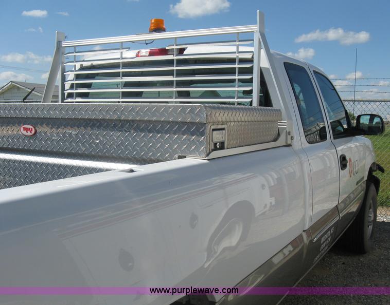 image for item A6317 2005 GMC Sierra 2500 HD long bed extended cab