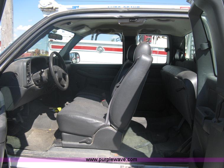 image for item A6317 2005 GMC Sierra 2500 HD long bed extended cab