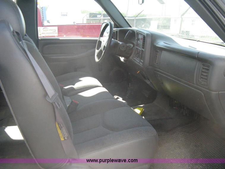 image for item A6317 2005 GMC Sierra 2500 HD long bed extended cab