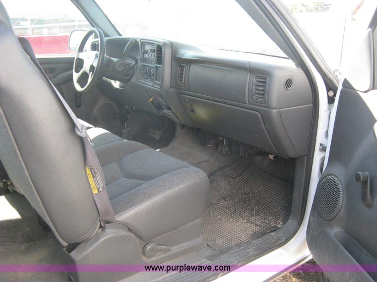 image for item A6317 2005 GMC Sierra 2500 HD long bed extended cab