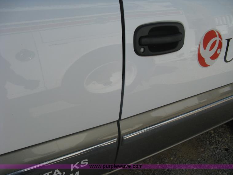 image for item A6317 2005 GMC Sierra 2500 HD long bed extended cab