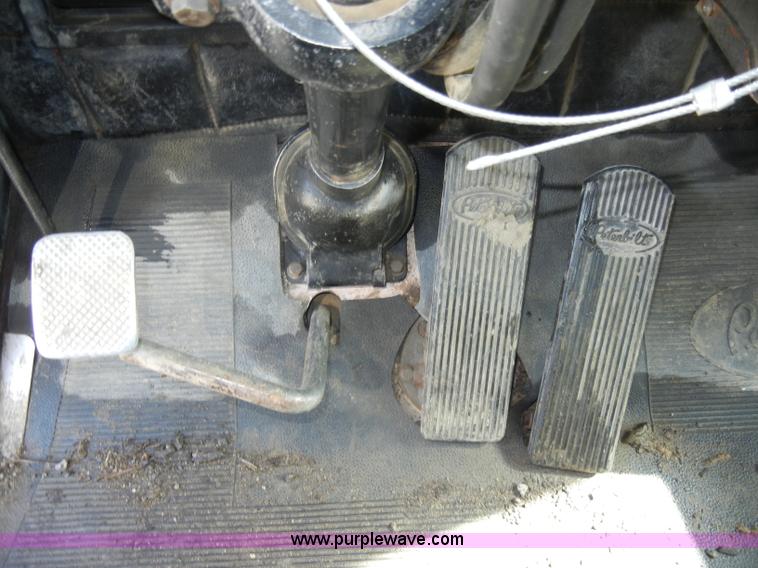 image for item B1178 1985 Peterbilt 359 semi truck