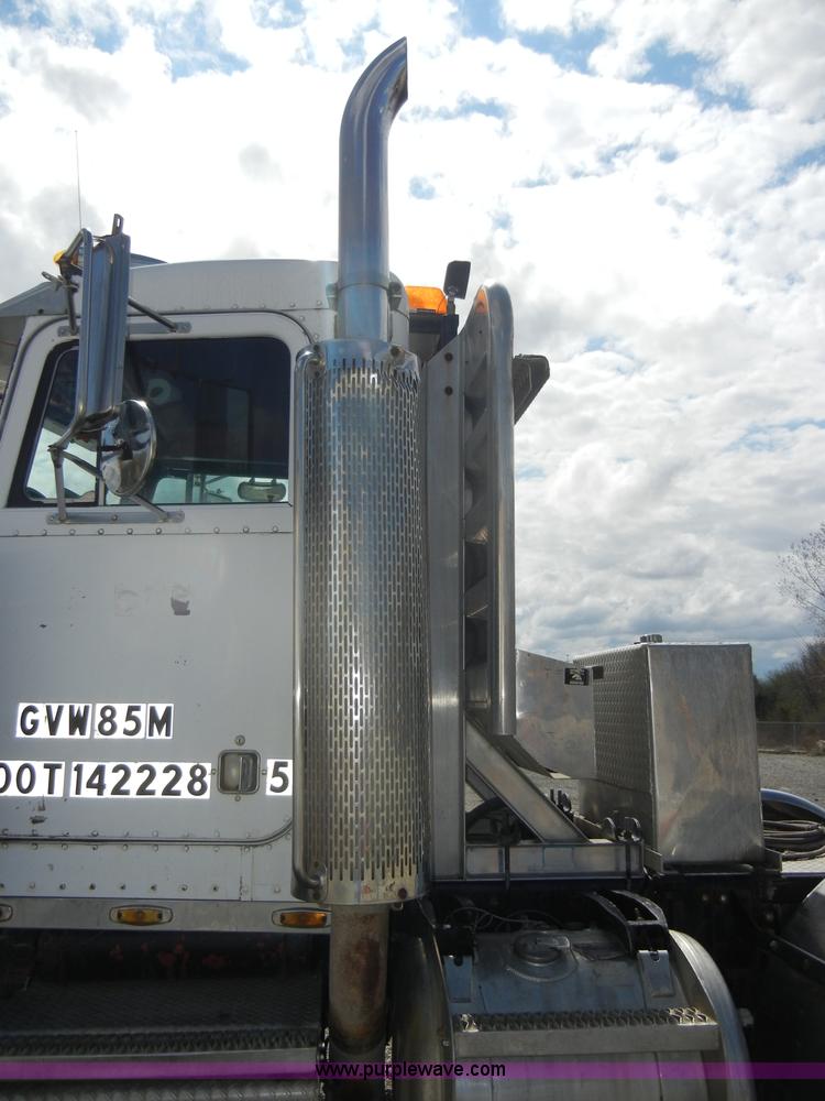 image for item B1178 1985 Peterbilt 359 semi truck