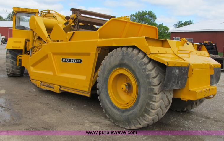 image for item B2697 1983 John Deere 762 paddle wheel scraper