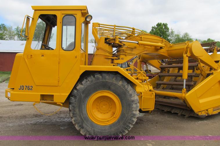 image for item B2697 1983 John Deere 762 paddle wheel scraper