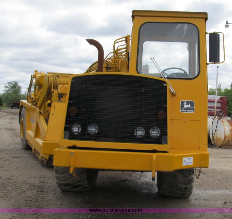 image for item B2697 1983 John Deere 762 paddle wheel scraper