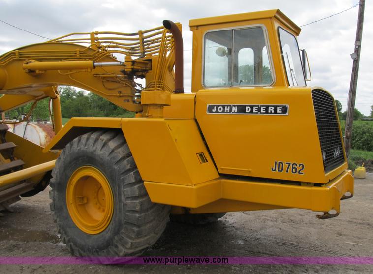 image for item B2697 1983 John Deere 762 paddle wheel scraper