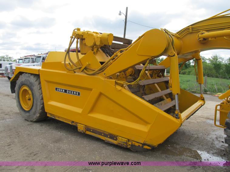 image for item B2697 1983 John Deere 762 paddle wheel scraper