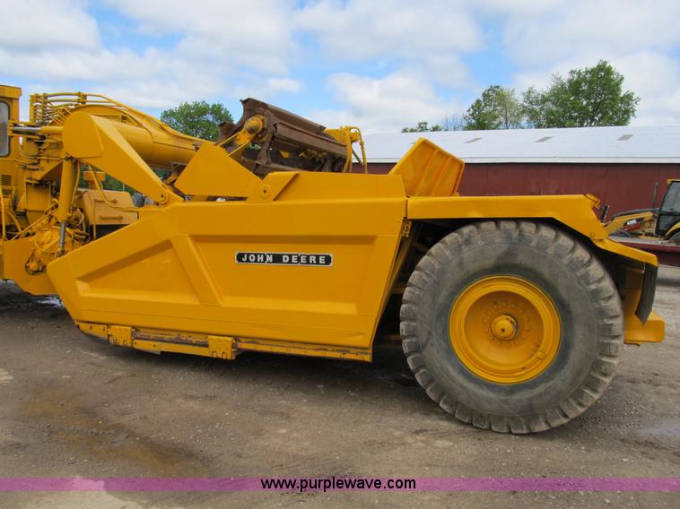 image for item B2697 1983 John Deere 762 paddle wheel scraper