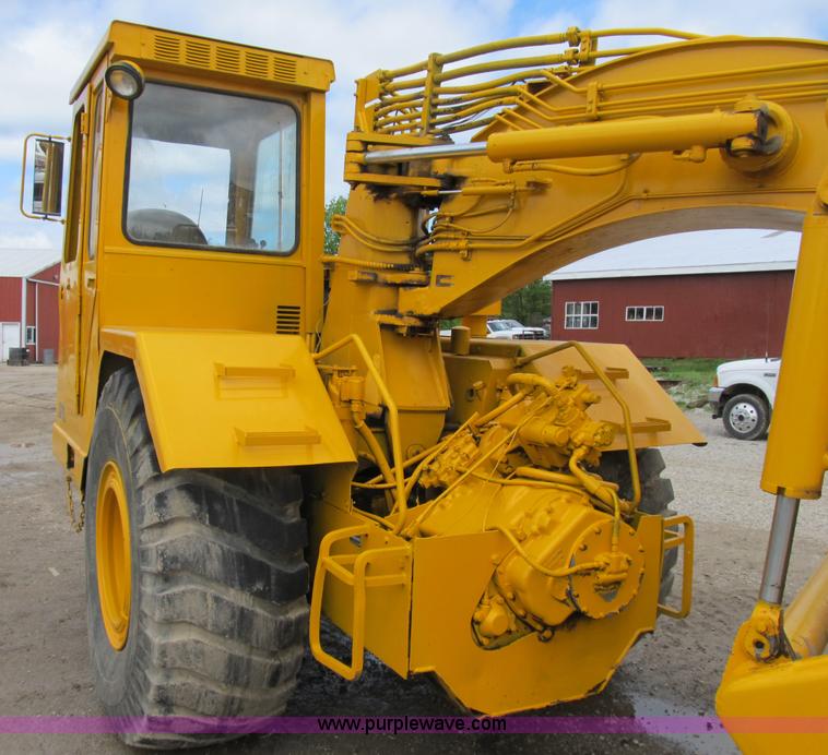 image for item B2697 1983 John Deere 762 paddle wheel scraper