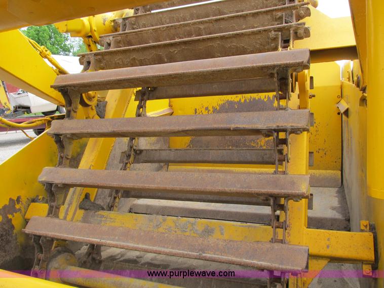 image for item B2697 1983 John Deere 762 paddle wheel scraper