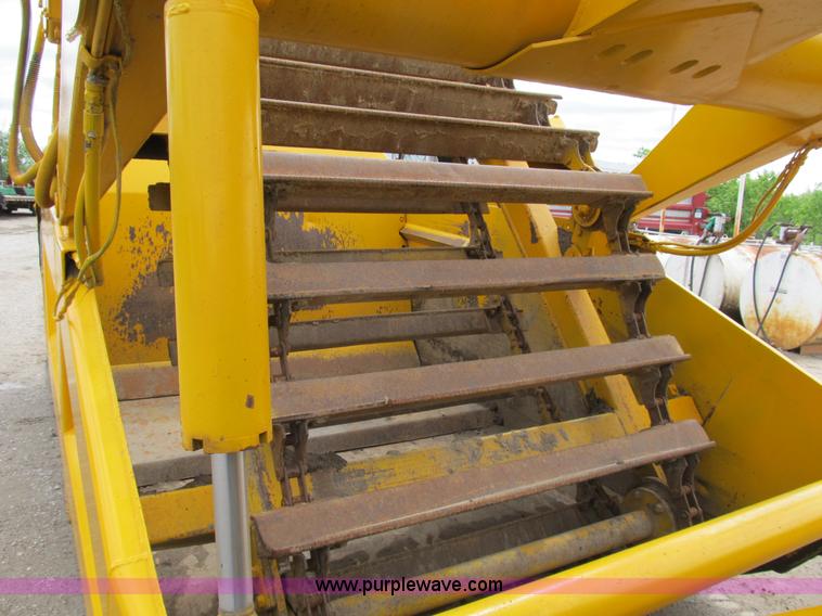 image for item B2697 1983 John Deere 762 paddle wheel scraper