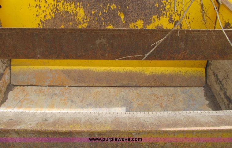 image for item B2697 1983 John Deere 762 paddle wheel scraper