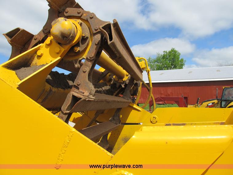 image for item B2697 1983 John Deere 762 paddle wheel scraper