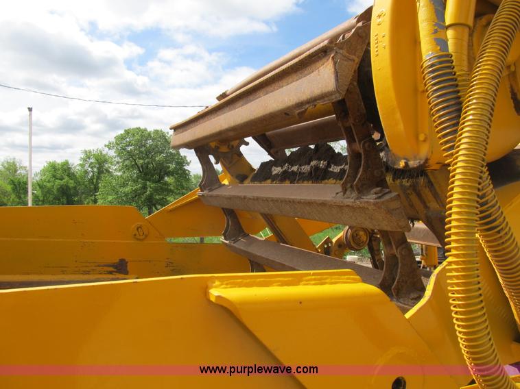 image for item B2697 1983 John Deere 762 paddle wheel scraper