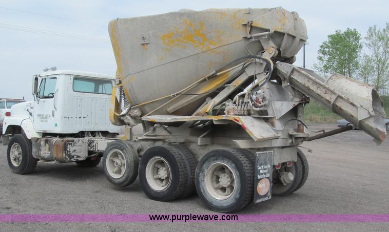 image for item B5124 1985 International F2674 batch truck