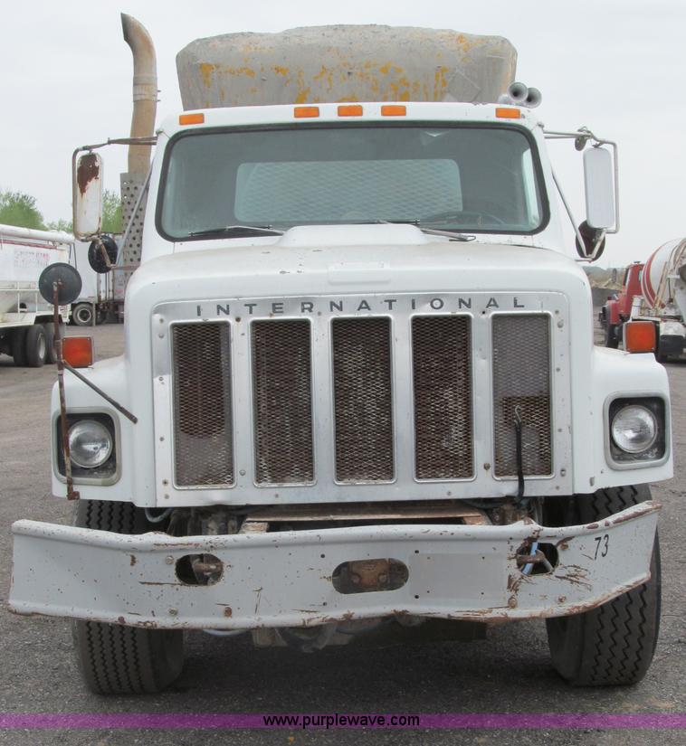 image for item B5124 1985 International F2674 batch truck