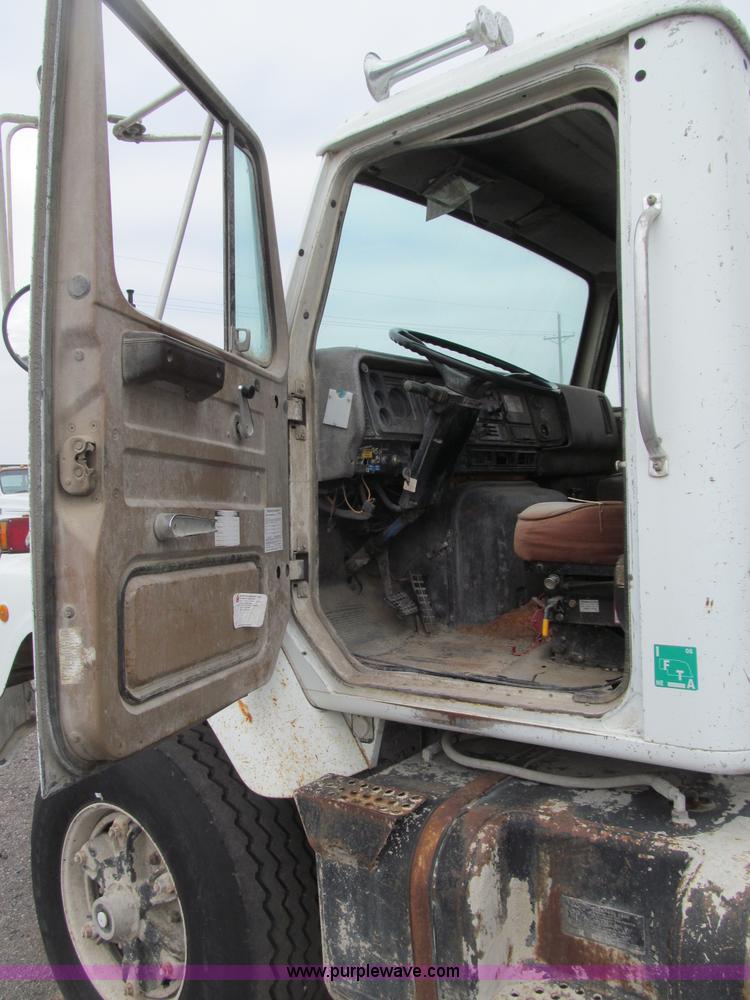 image for item B5124 1985 International F2674 batch truck