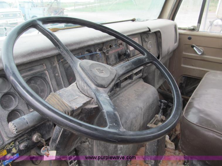 image for item B5124 1985 International F2674 batch truck