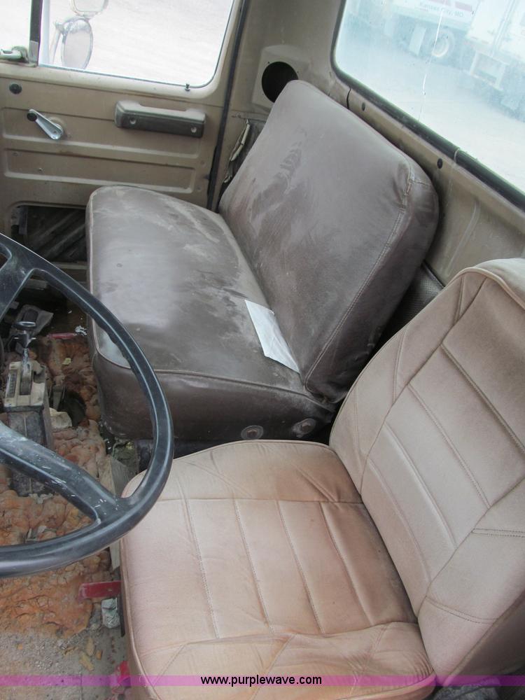 image for item B5124 1985 International F2674 batch truck