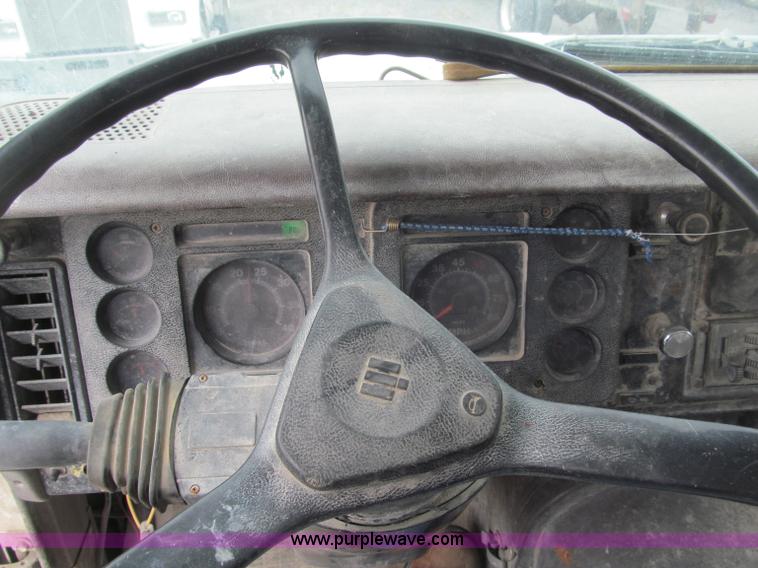 image for item B5124 1985 International F2674 batch truck
