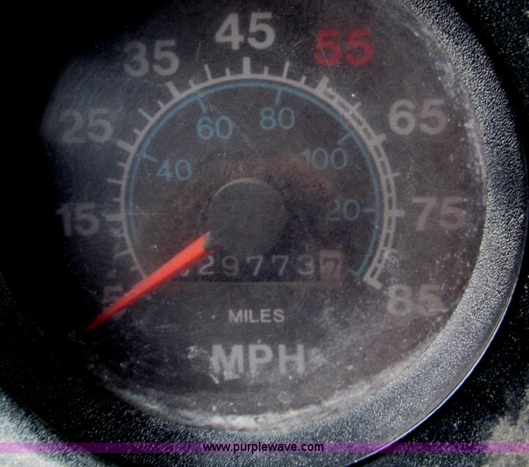 image for item B5124 1985 International F2674 batch truck