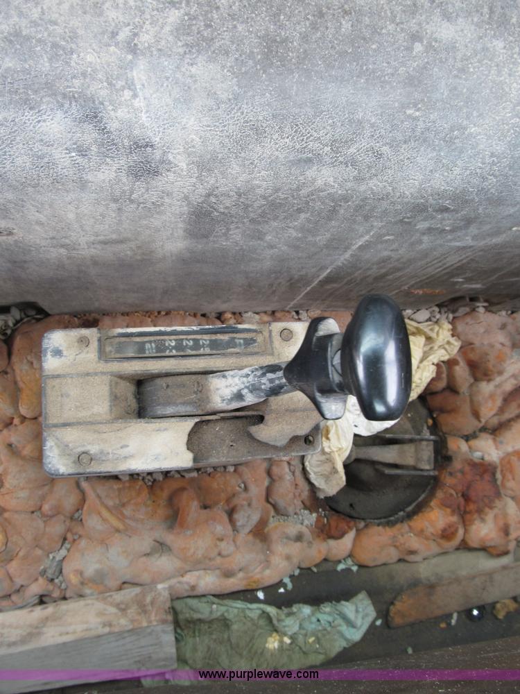 image for item B5124 1985 International F2674 batch truck