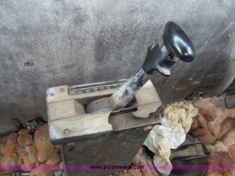 image for item B5124 1985 International F2674 batch truck