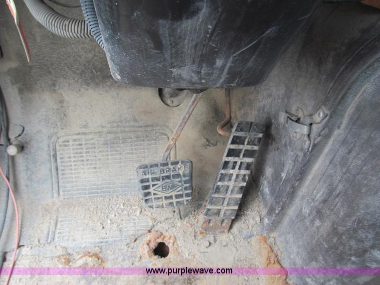 image for item B5124 1985 International F2674 batch truck