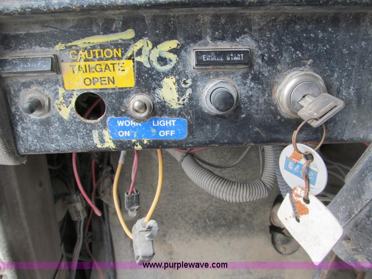 image for item B5124 1985 International F2674 batch truck