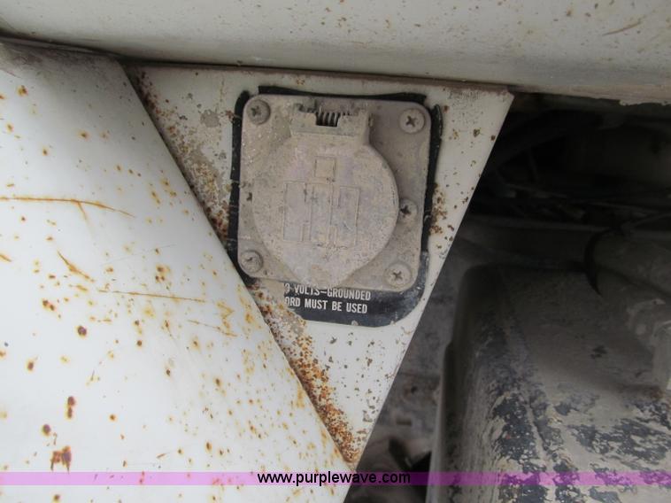 image for item B5124 1985 International F2674 batch truck