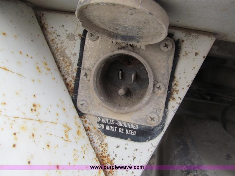 image for item B5124 1985 International F2674 batch truck