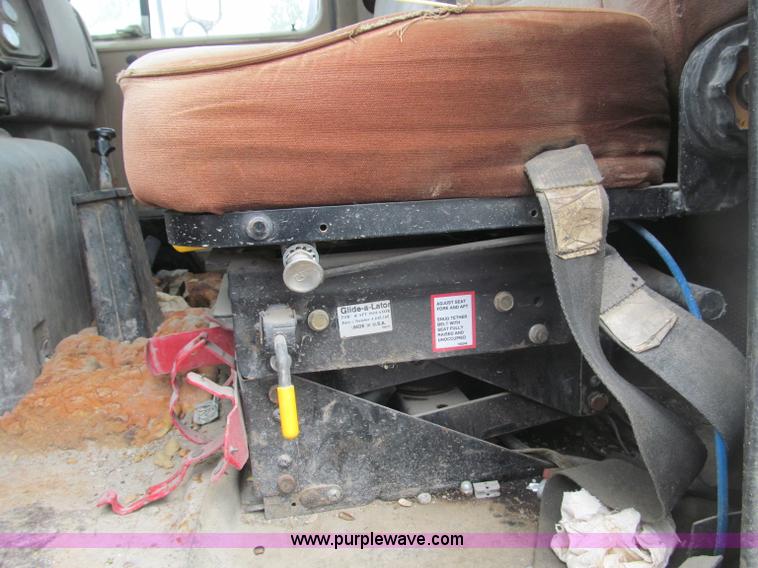 image for item B5124 1985 International F2674 batch truck