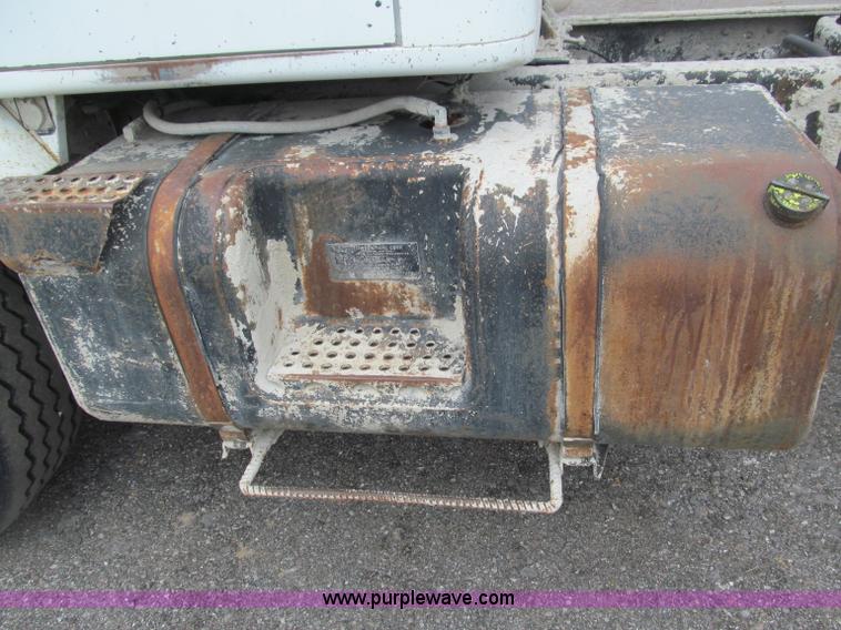 image for item B5124 1985 International F2674 batch truck