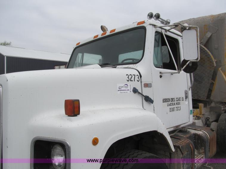 image for item B5124 1985 International F2674 batch truck