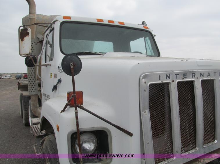 image for item B5124 1985 International F2674 batch truck