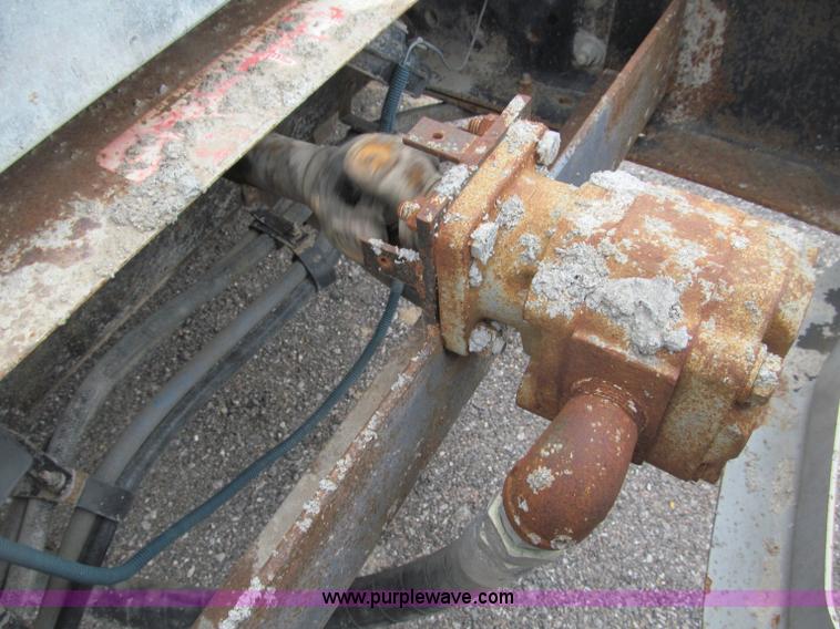 image for item B5124 1985 International F2674 batch truck