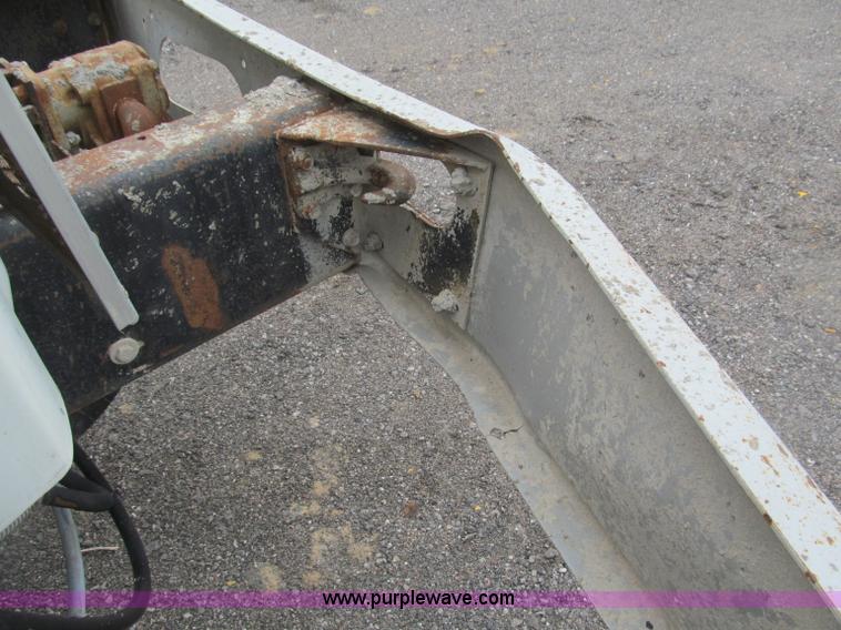 image for item B5124 1985 International F2674 batch truck