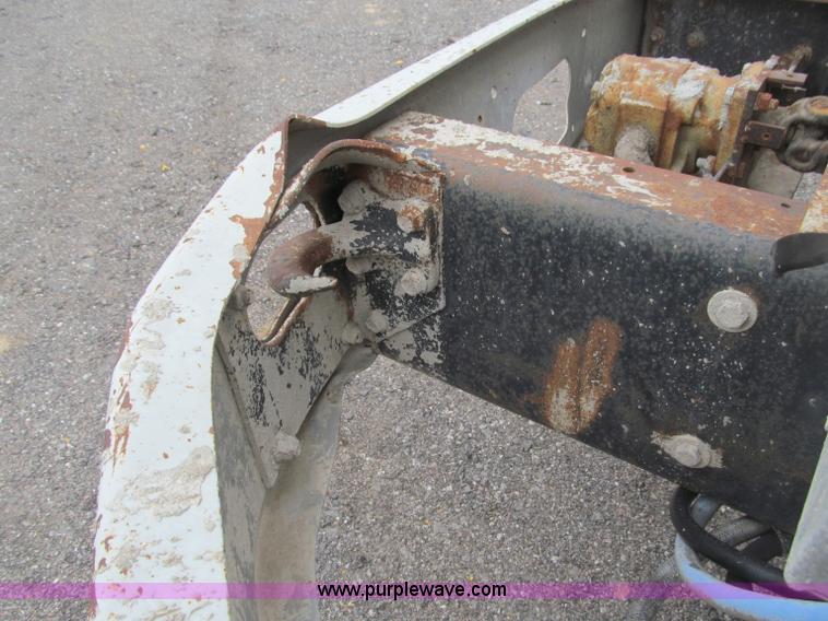 image for item B5124 1985 International F2674 batch truck