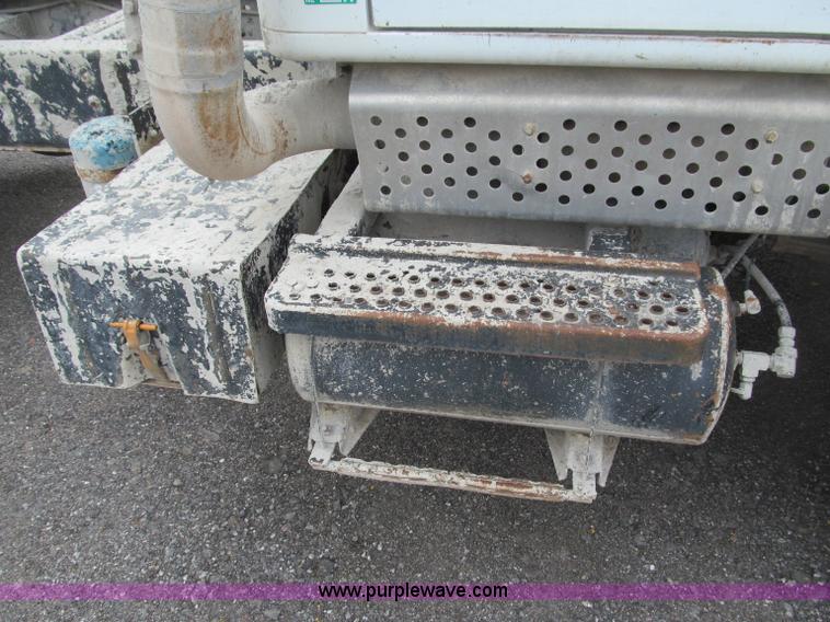 image for item B5124 1985 International F2674 batch truck