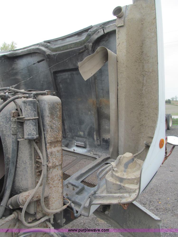 image for item B5124 1985 International F2674 batch truck