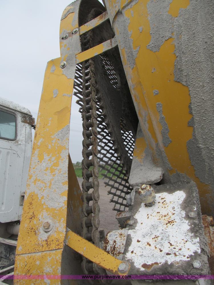 image for item B5124 1985 International F2674 batch truck