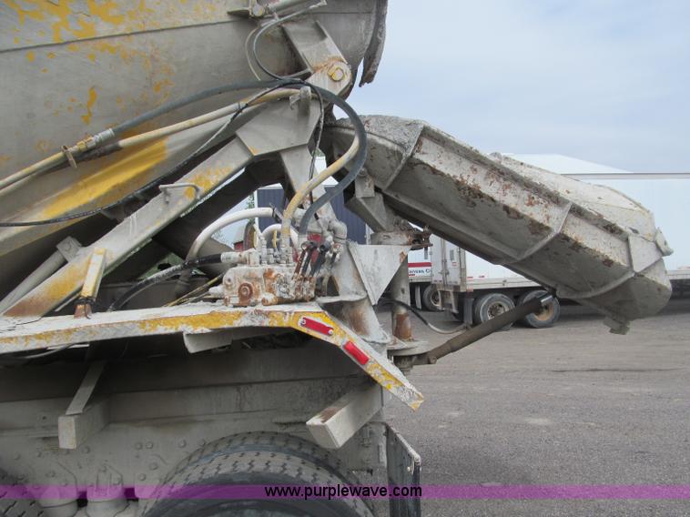 image for item B5124 1985 International F2674 batch truck