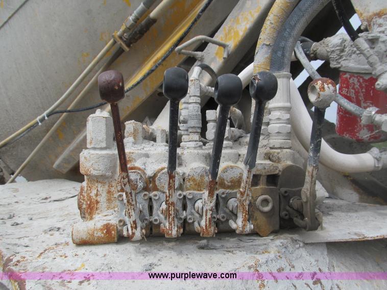 image for item B5124 1985 International F2674 batch truck