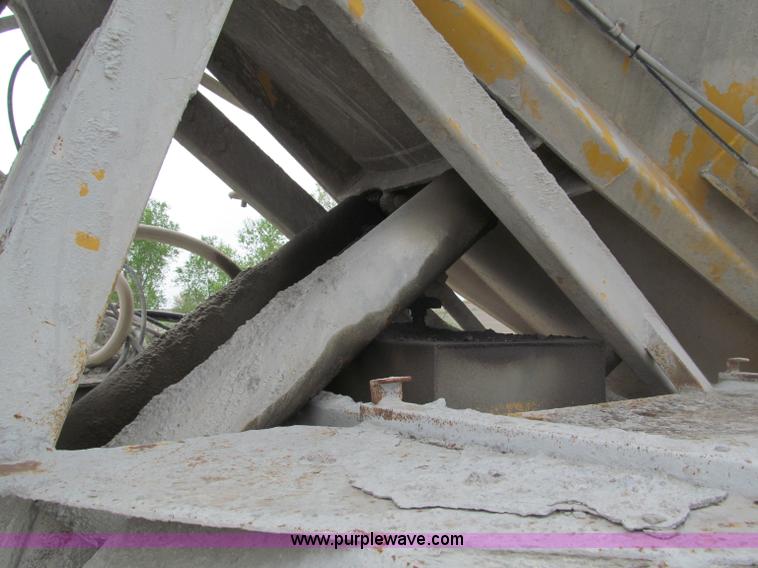 image for item B5124 1985 International F2674 batch truck