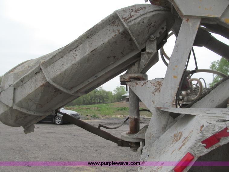 image for item B5124 1985 International F2674 batch truck