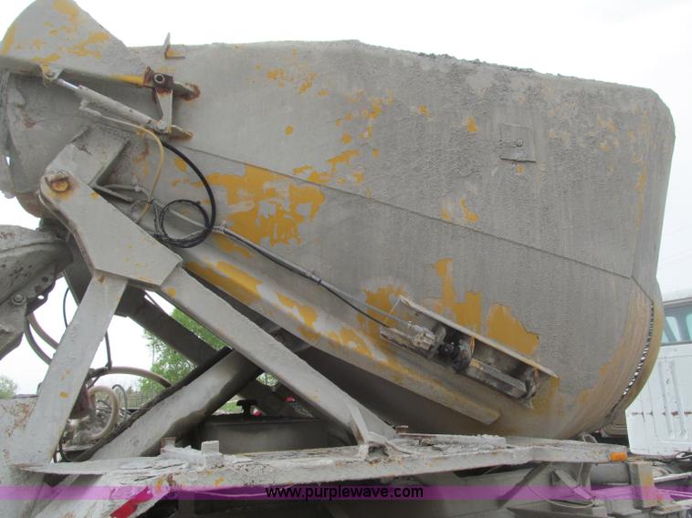 image for item B5124 1985 International F2674 batch truck