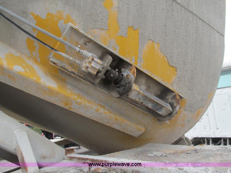 image for item B5124 1985 International F2674 batch truck